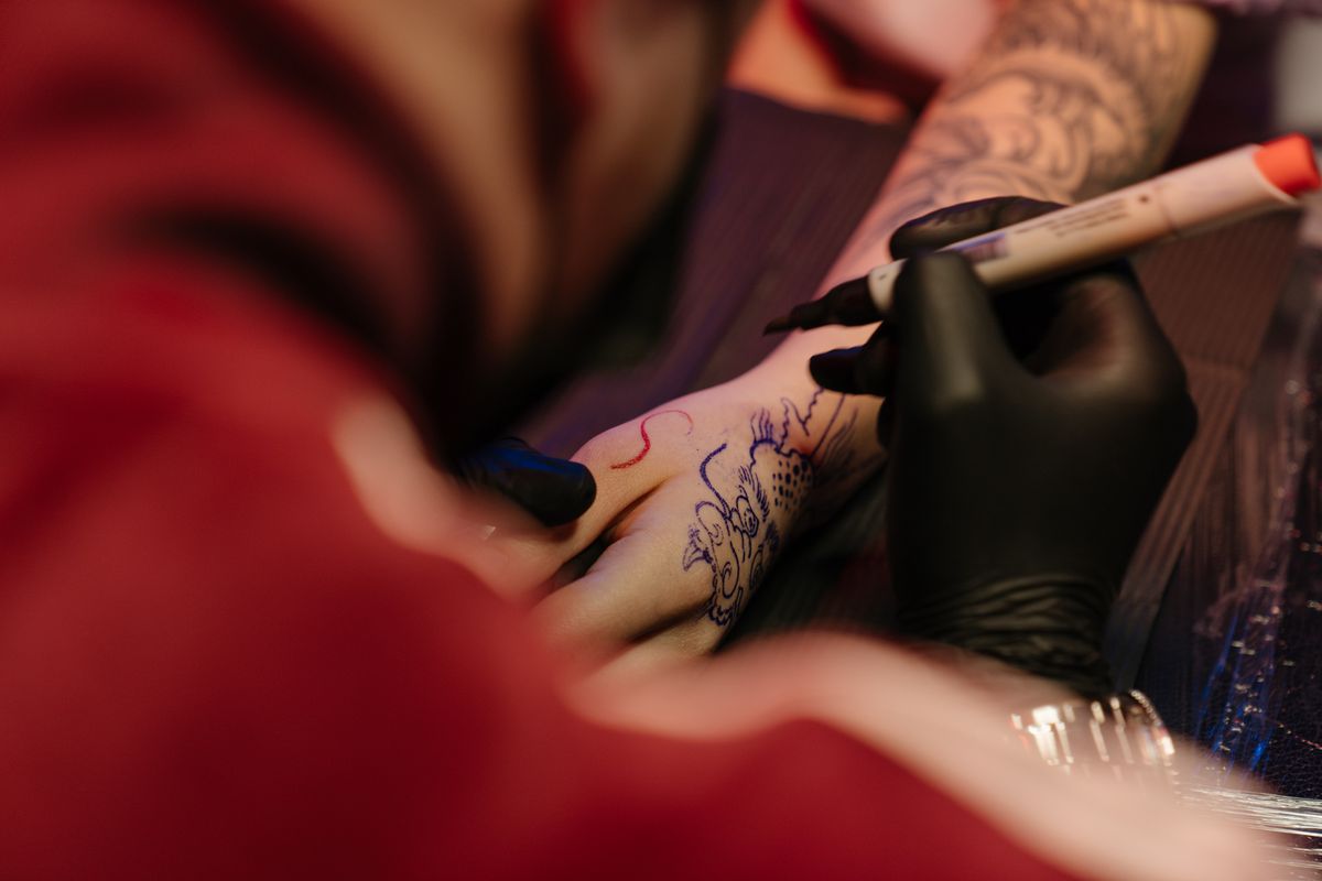 Tatuaje black work detalle brazo