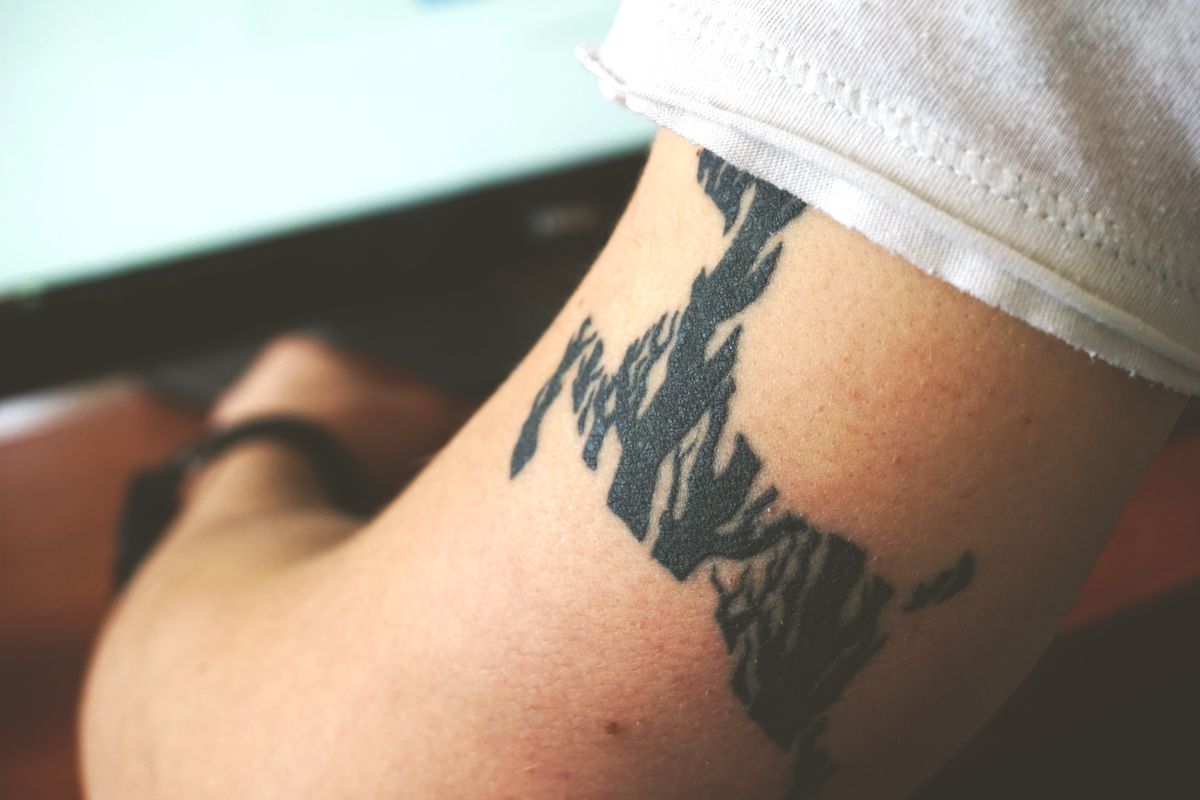 Tatuaje black work detalle