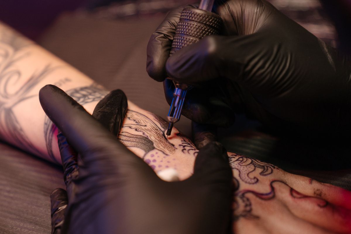 Tatuaje aplicación detalle precisión