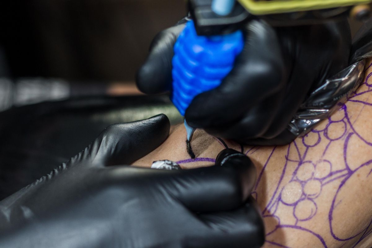 Tatuaje detalle máquina trabajo fino